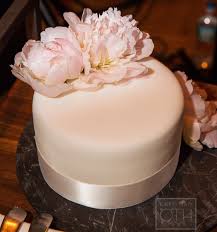 So you want to fondant a cake, but you've heard it's too difficult? 10 Sweet Single Tier Wedding Cakes