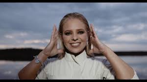 Den ersten kuss gab es dann aber erst im januar 2020, als wir gemeinsam in berlin feiern waren. One Night Stand Offizielles Video By Marina Marx On Tidal