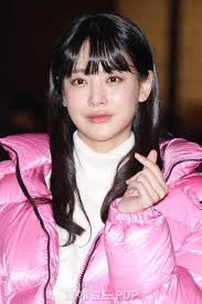 Phớt lờ lời 'gây hấn' mới của vợ, Ahn Jae Hyun lộ diện ngay bên 'tiểu tam'  tin đồn với biểu cảm gây chú ý