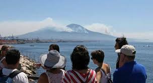 Sia napoli che il meridione non hanno mai alzato muri e filo spinato, ma costruito ponti per accogliere i profughi, i rifugiati e tutti quelli che approdano sulle nostre coste mediterranee, una delle tante virtù di napoli è quella di condividere e convivere con tutti i fratelli di diverse etnie. Turismo A Napoli Ripresa Lenta Gli Albergatori Poca Chiarezza Sul Green Pass Il Mattino It