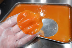 フランス料理ロドゥラ on X: 【トマトのゼリーシート】 120g トマトジュース 1.2g 塩 5g アガー 全てを混ぜて沸かし、薄くのばす。  冷やし固めたらセルクルでくり抜いて完成。 トマトジュースはフルーツトマト100％の美味しいやつを使ってます。 美味しいジュースを使っ ...