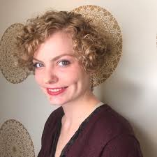 grosse locken und wellen dank dauerwelle aber wie sehr schadet das dem haar und was kostet es wir verrat dauerwelle dauerwelle grosse locken lockige dauerwelle