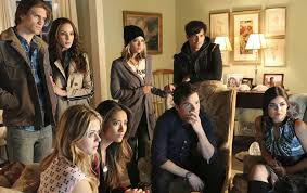 Pretty little liars is set in the fictional town of rosewood, pennsylvania. Pretty Little Liars Hochzeit In Staffel 7 Welches Pll Paar Sagt