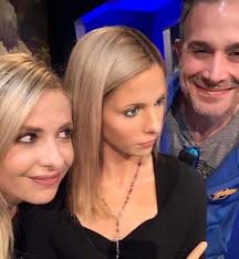 Get all the details on sarah michelle gellar, watch interviews and videos, and see what else bing knows. Sarah Michelle Gellar Freddie Prinze Jr Take Selfie With Her Wax Figure People Com