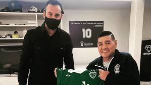 Sarmiento de junín, junín, argentina. Maradona Poso Con La Camiseta De Sarmiento J Tyc Sports