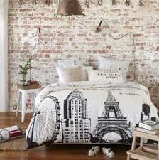 Un accessorio che aggiungerebbe un tocco in più alla parete è uno specchio. Ecco 20 Idee Strepitose Per Decorare La Parete Dietro Al Letto Tutte Da Copiare