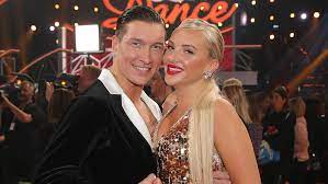 Derzeit tanzt tanzprofi evgeny vinokurov noch an der seite von sängerin ilse delange. Evelyn Burdecki Evgeny Vinokurov Unerwartete Liebes Beichte Intouch