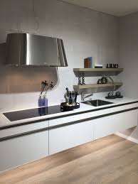 minimal design greeploze keuken met brede inductie kookplaat en schitterende rvs lamp stijl eiland afzuigkap kitchen design home decor kitchen