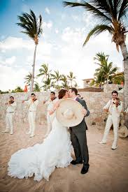 La ardua tarea de encontrar el regalo de bodas perfecto es por lo que hemos decidido echarte una mano y crear toda una sección en nuestra página web de regalos para que tengas a mano los mejores regalos para. 15 Canciones Romanticas De Mariachi El Blog De Una Novia