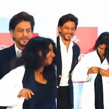 Shah Rukh Khan once again proves he's the most chivalrous superstar as fans  go gaga over THIS video
