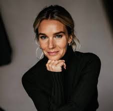 Fiona Bradley's Instagram, Twitter & Facebook