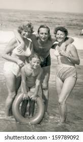 SOPOT, POLEN, CIRCA 1960: Fröhliche Familie Stockfoto 322728338 |  Shutterstock
