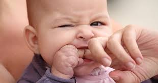 Hier beschreiben wir ihnen, was sie erwarten können, bis ihr baby den mund voller kleiner perlweißer zähnchen hat. á… Zahnen Beim Baby Tipps Hilfe Anzeichen Fur Die Ersten Zahne