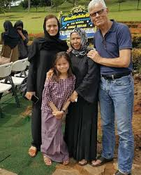 Ashraf sinclairashraf sinclair read less. Keluarga Ashraf Sinclair Pulang Ke Malaysia Janji Tengok Bcl Seleb Tempo Co