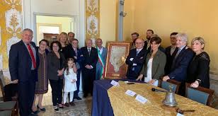 E' il diritto di prendere visione e ad estrarre copia di documenti amministrativi. Rotary Club Di Milazzo Recupera Preziosa Pergamena Del 1804 E La Dona Al Comune Video Oggi Milazzo Oggi Milazzo