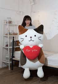 1mの巨大な猫のぬいぐるみが登場 インテリア雑貨のハピンズから10匹限定で発売 Cat Press