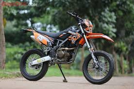 Karena memang basic dan desain dari kawasaki klx 150 sendiri memiliki kecenderungan mengusung gaya supercross, maka bagian belakang harus menjadi perhatian khusus dalam modifikasi. Alamak Modifikasi Supermoto Gagah Ini Ternyata Milik Wanita Cantik Gridoto Com