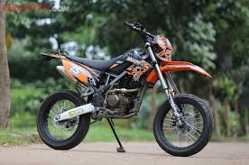 Tromol belakang kawasaki klx 150 klx bf 150 dtracker 150 hole 36 bisa modif cross trail. Alamak Modifikasi Supermoto Gagah Ini Ternyata Milik Wanita Cantik Gridoto Com