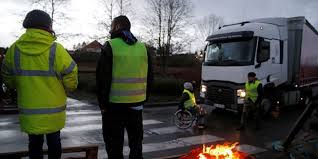 Les horaires et les coordonnées des services recevant le public. Un Gilet Jaune Tue A Avignon Apres Avoir Ete Percute Par Un Camion