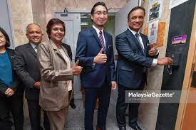 Menteri belia dan sukan, khairy jamaluddin, akan berbincang dengan jaguh trek negara, azizulhasni awang, untuk menamakan velodrom nasional di nilai, negeri sembilan, sempena namanya bagi menghargai kejayaan muncul juara dunia acara keirin, semalam. Reezal Merican Wan Ahmad Fayhsal Mulakan Tugas Di Kementerian Belia Dan Sukan