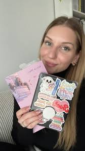 Ich habe gerade so viel Spaß mit meinen current reads! 🥹🩷 Ich lese  physisch »To my Sunflower« von Marie Weis & auf dem Kindle lese ich  »Binding 13« von Chloe Walsh. Letztes