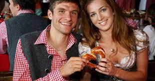 Er stürmt auf pickford zu und schießt kai havertz ist jetzt der jüngste deutsche torschütze bei einer em. Thomas Muller Das Geheimnis Seiner Baby Ehe Bunte De