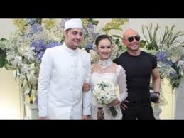 Ketiha hadir di acara showimah, deddy corbuzier memberikan bunga kepada titi rajo bintang. Mengharukan Deddy Corbuzier Hadir Di Pernikahan Mantan Istrinya Kalina Oktarani Youtube