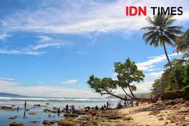 Update suasana pantai pangandaran sekarang setelah beberapa bulan ditutup kini sudah mulai ramai kembali. Mengintip Indahnya Pantai Karapyak Di Seberang Pulau Nusa Kambangan Idn Times Jabar