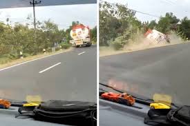 Pertamina cari 1.500 pegawai baru, cek. Viral Video Truk Tangki Pertamina Angkut 16 Kiloliter Solar Terperosok Ke Parit Hingga Terguling Halaman All Kompas Com