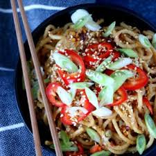 Nouilles Asiatiques Epicees Au Beurre De Cacahuete Vegan Del S Cooking Twist Recette Nouilles Asiatiques Cuisine Asiatique Beurre De Cacahuete