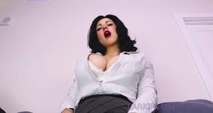 Увидишь Ларкин Лав в кружевах и с шаловливыми сиськами