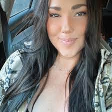 Joni Goins's Instagram, Twitter & Facebook