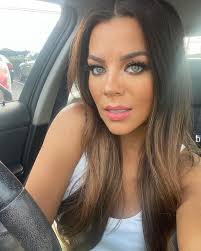 Car selfies are backkkkkk! Deal. 🤗 Makeup brought to you by the  incomparable @caseynj35 🥰