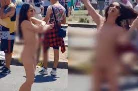 Una chica se desnudó en plena Av. 9 de Julio para cumplir su promesa con la  Selección argentina 