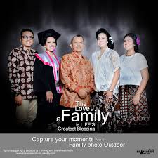Gak selalu formal 21 inspirasi pose foto keluarga ini seru. Foto Keluarga Studio