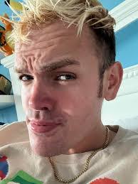 Vivian Starr's Instagram, Twitter & Facebook