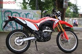 The top variant of crf150l is powered by the standard a 150 cc, 1 cylinder gasoline engine that fires 12 hp of power and 11.94 nm torque. Ada L R Juga X Ini Arti Kode Di Belakang Nama Honda Crf Series Gridoto Com