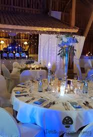 Hohe Gestecke Zur Tischdekoration In Blau Weiss Gold Mit Hortensien Rosen Eucalypthus Und Vielen Windlicht Tischdekoration Hochzeitsdeko Hochzeit