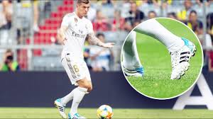 Willkommen auf der offiziellen website des fußballers und nationalspielers toni kroos. The Reason Why Kroos Has Played In The Same Football Boots For 6 Years Oh My Goal Youtube