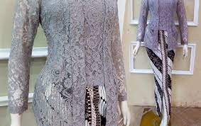 Desain kebaya untuk pengantin batak memang agak berbeda, tetapi masih memungkinkan bagian bidang bahu atas terbuka sehingga tampak segar. 48 Kebaya Brokat Kancing Depan Gaya Populer