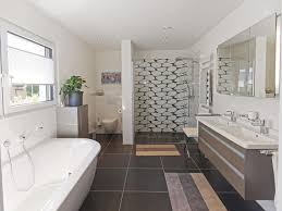 Badezimmer Fliesen Modern Mit Badewanne Dusche Bodengleich Trennwand Gemauert Bad Ideen Interior Design Haus Bungalow Haus Mit Garage Moderne Hausentwurfe