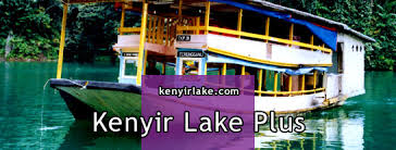 Kawasan sekitar houseboat memang dipenuhi dengan ikan lampan. Kenyir Lake Plus Houseboat Adventure Tasik Kenyir Terengganu Malaysia