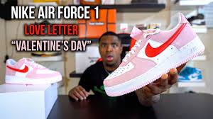 La palette de couleur, respire l'amour avec des accent de rose sur la base et du rouge au niveau des swoosh. Nike Air Force 1 Love Letter Valentines Day Review Worth Resell Youtube