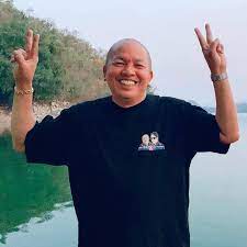 ประวัติ น้าค่อม ชวนชื่น ดาราตลกรุ่นใหญ่ของวงการบันเทิงไทย น้าค่อม มีชื่อจริงว่า อาคม ปรีดากุล เกิดวันที่ 5 มกราคม พ.ศ. Yd77i92evf0sjm