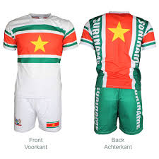 De nederlandse voetbalclub vitesse vliegt vandaag naar suriname. Suriname Voetbalshirt Broek Set Tenue Wit Geel Groen Rood Popmerch Com