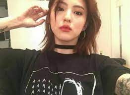 Rising actress han so hee, who is currently starring in jtbc drama the world of the married, has been receiving some negative attention for her past pictures showcasing her tattoos and smoking, and her friend has called out korean society for their sexist attitude towards seemingly normal behavior. Check Out The Meaning Of Han So Hee S Tattoos Channel K