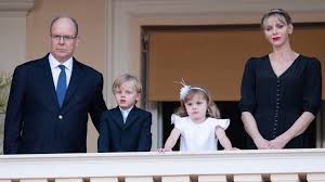 Die fürstin von monaco schockiert bei einer geschenkaktion bei einer geschenkaktion hatte fürstin charlene von monaco ganz schön für. Furst Albert Verrat So Verschieden Sind Die Monaco Twins Promiflash De