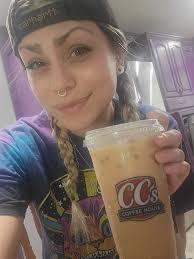 Cool people, cold beverages 🎶🍔🎵🍻🎤