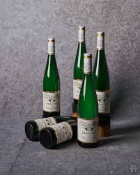 The precious rieslings from this privileged site profit from a long time in bottle, which have a complexity and radiance that can rarely. Detail Du Lot Joh Jos Prum Wehlener Sonnenuhr Riesling Kabinett 2007