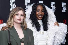 Marine et Ebony à la Fashion Week : changement radical de look pour les anciennes élèves de la "Star Academy" - Public